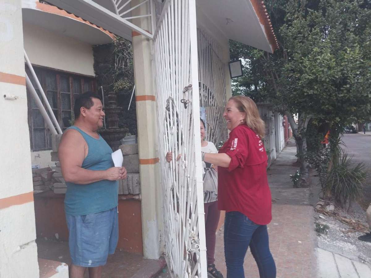 Encabeza Bertha Ahued la marea guinda en la colonia 8 de Marzo