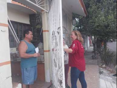 Encabeza Bertha Ahued la marea guinda en la colonia 8 de Marzo