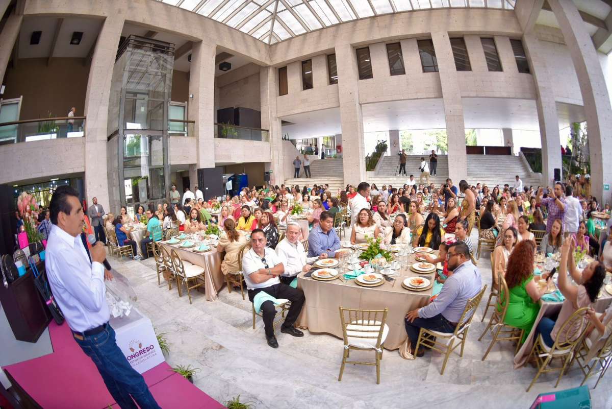 En el Congreso del Estado festejan a madres trabajadoras   