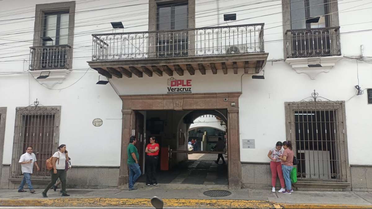 Bloquean la avenida Juárez miembros de Resistencia Veracruzana, exigen al OPLE respeto a sus derechos
