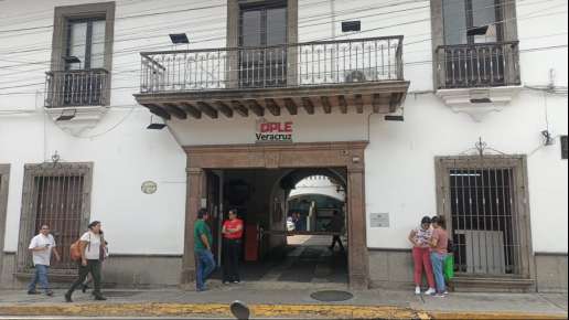 Bloquean la avenida Juárez miembros de Resistencia Veracruzana, exigen al OPLE respeto a sus derechos