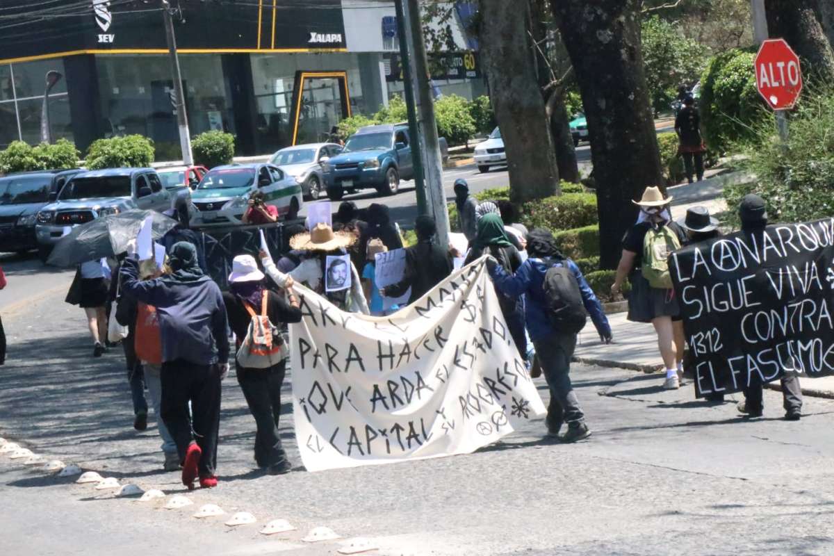 Vandalizan anarquistas oficinas del INE y del PRI en Xalapa