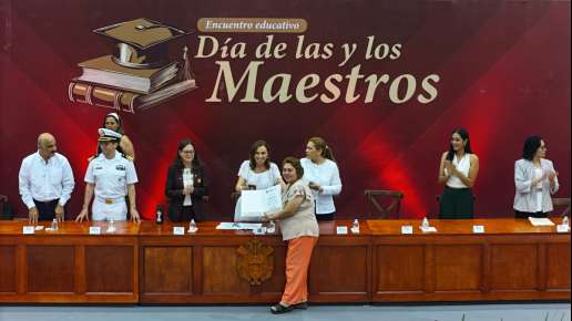 Veracruz reconoce a quienes enseñan no solo con libros, sino con el ejemplo