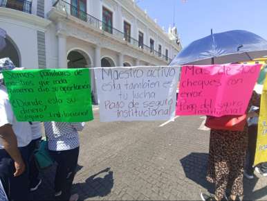 Jubilados y pensionados del ISSSTE inician bloqueo permanente del centro de Xalapa, para exigir el pago del Seguro de Vida Institucional