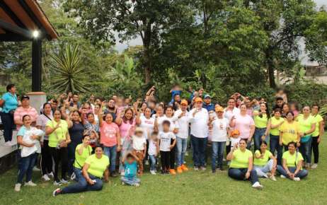 Edson Corona se reúne con familias coatepecanas