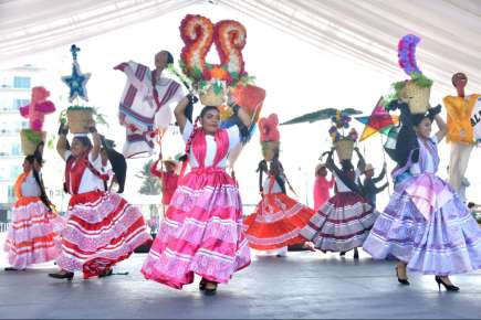 Con un lleno total en la Macroplaza del puerto, Yolpaki, corazón alegre, cerró su primer día de actividades.