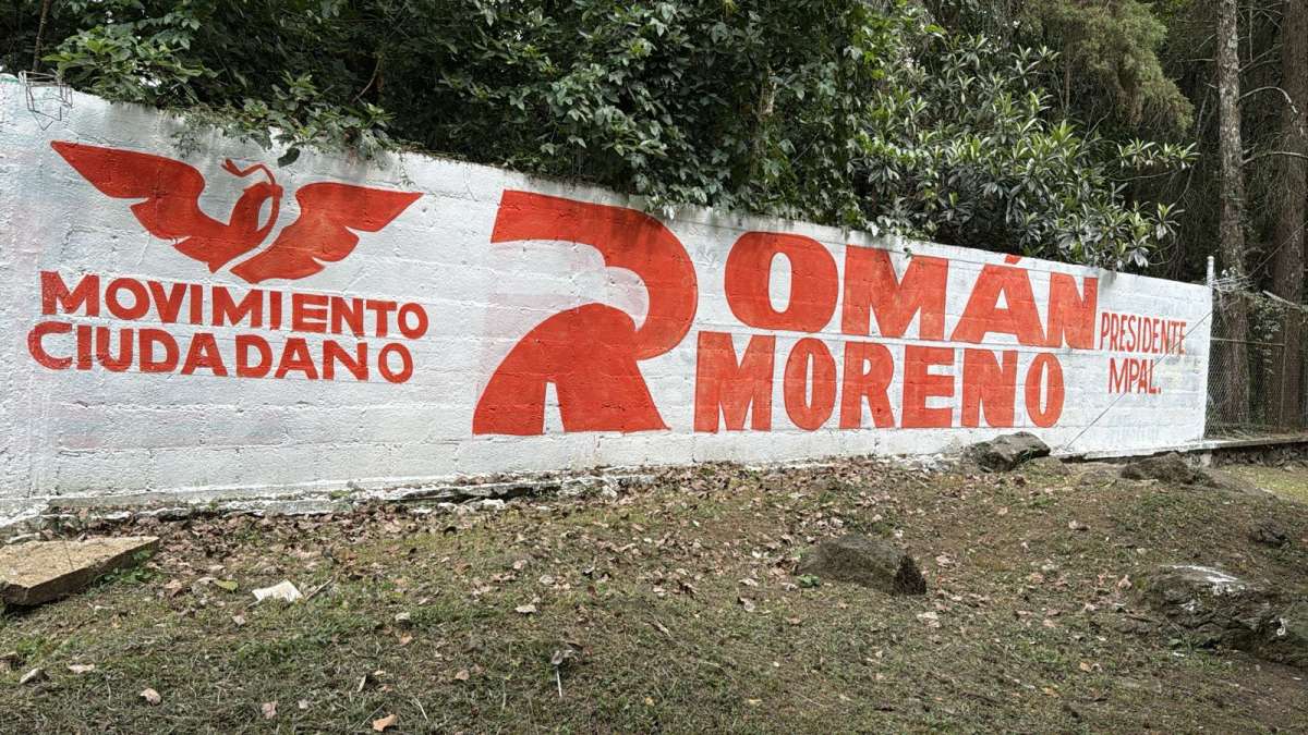 Propaganda de Román Moreno aparece en barda de escuela pública; se investiga el origen de la pinta