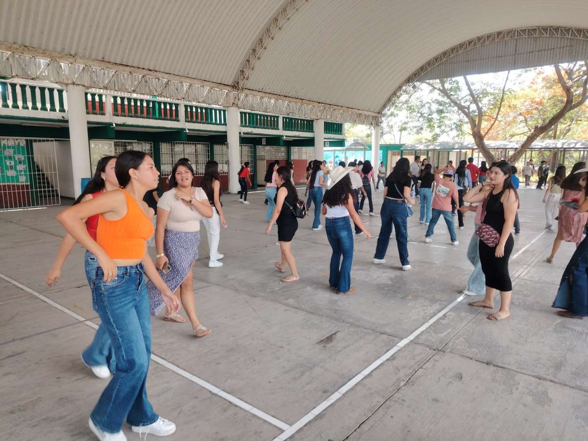 Festejo del día del Estudiante en la Escuela Secundaria Federal Gral. Lázaro Cárdenas del Rio en Pánuco