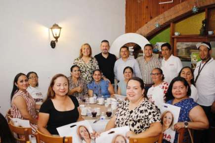 Dialoga Bertha Ahued Malpica con docentes y personal educativo de Boca del Río