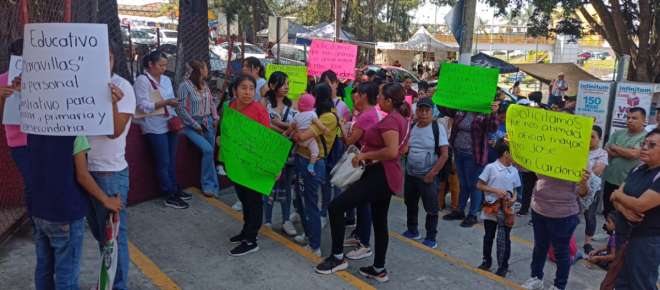 Maestros y padres de familia del Centro Educativo Las Maravillas de Xalapa se manifiestan en las oficinas centrales de la SEV
