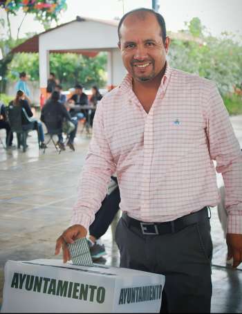 El candidato de Movimiento Ciudadano por la Presidencia Municipal de Coatepec, Edson Tejada Corona emitió su voto en la sección 0732