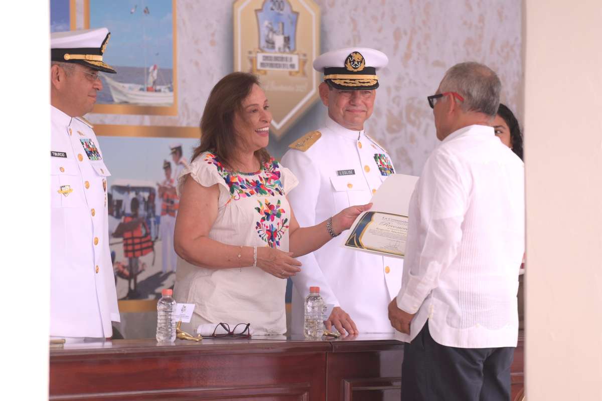 Gobernadora Rocío Nahle rinde homenaje por el Día de la Marina