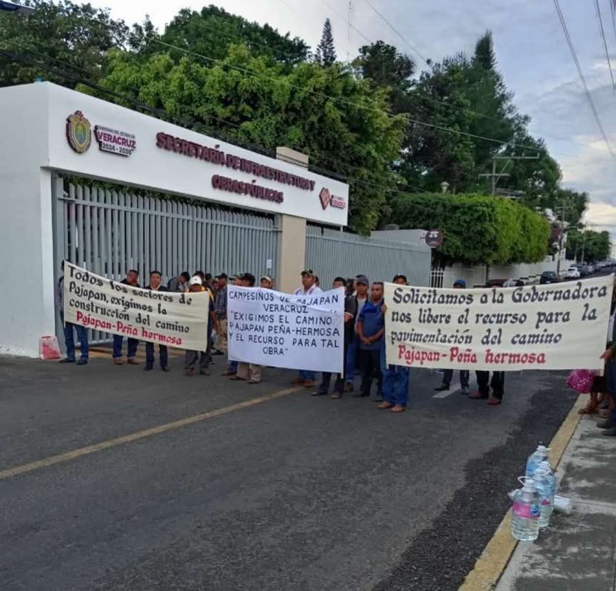 Habitantes de Pajapan- toman oficinas de SIOP en Xalapa