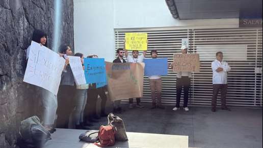 Estudiantes del Instituto de Investigaciones Cerebrales de la UV se manifiestan para exigir el otorgamiento de becas