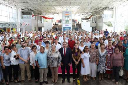 Reconoce Gobierno de Veracruz trayectoria de docentes con 40 años de servicio