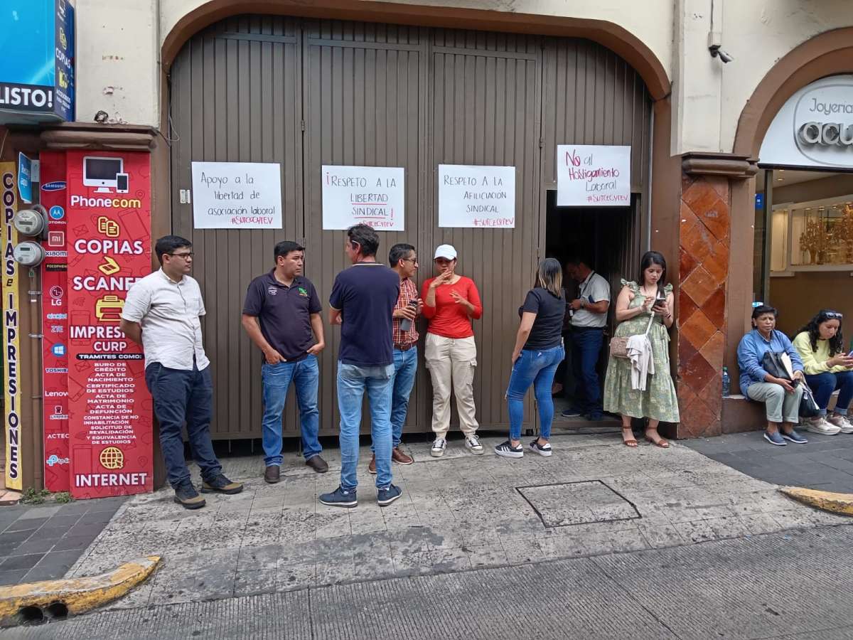 Sindicalizados toman oficinas del CECyTEV porque director despidió a trabajador que se afilió al SUTCECyTEV