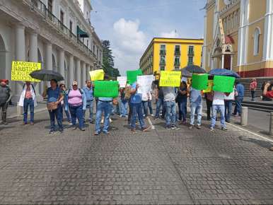 Extrabajadores del extinto Seguro Popular se manifiestan frente a palacio de Gobierno, exigen pago de laudos laborales ganados