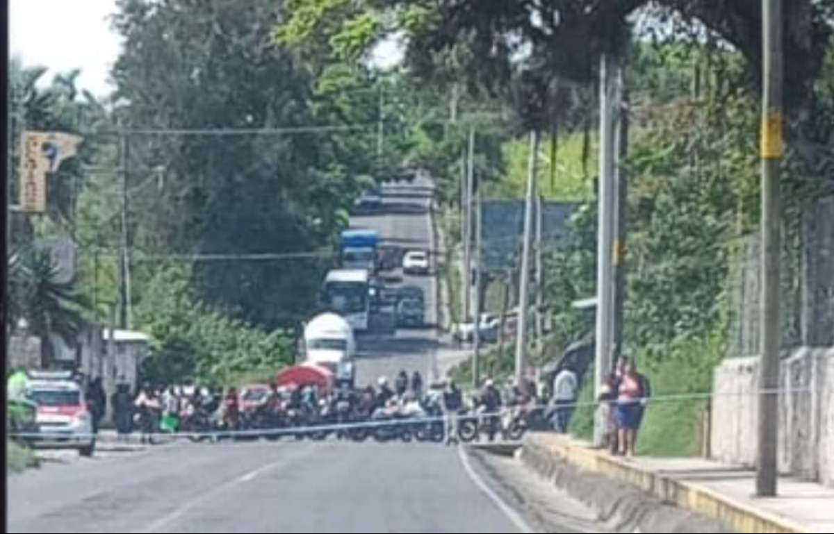 Motociclistas bloquean la carretera Huatusco-Fortín de las Flores, en protesta por atropella miento de uno de sus compañeros