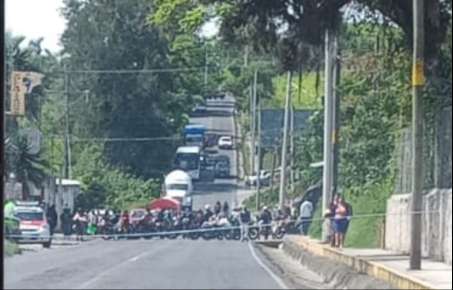 Motociclistas bloquean la carretera Huatusco-Fortín de las Flores, en protesta por atropella miento de uno de sus compañeros
