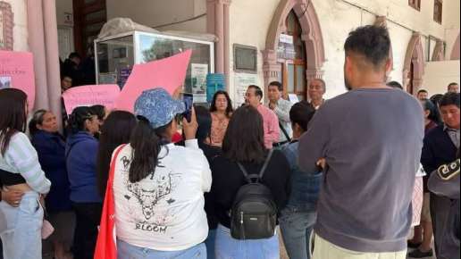 Toman palacio municipal de Altotonga en protesta porque ayuntamiento no les hizo obras a la localidad de Las Bodas