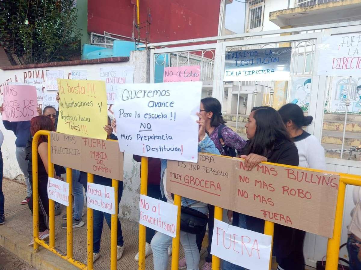 Padres de familia bloquean carretera Rafael Lucio-Tlacolulan, exigen la destitución definitiva de la directora de la escuela López Materos