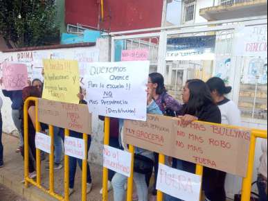 Padres de familia bloquean carretera Rafael Lucio-Tlacolulan, exigen la destitución definitiva de la directora de la escuela López Materos