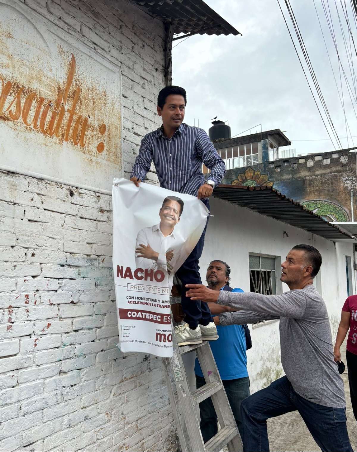 Nacho Luna cumple su promesa y regresa a las calles para agradecer a la población su apoyo, así como para limpiar de propaganda casas y borrado de bardas.