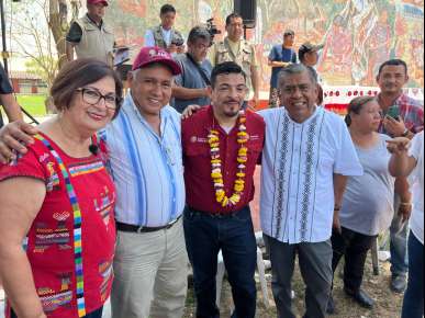 Juan Javier Gómez Cazarín y Margarita Corro Mendoza gestionan domo para cancha central de Poblado 2 en el municipio de Cosamaloapan.