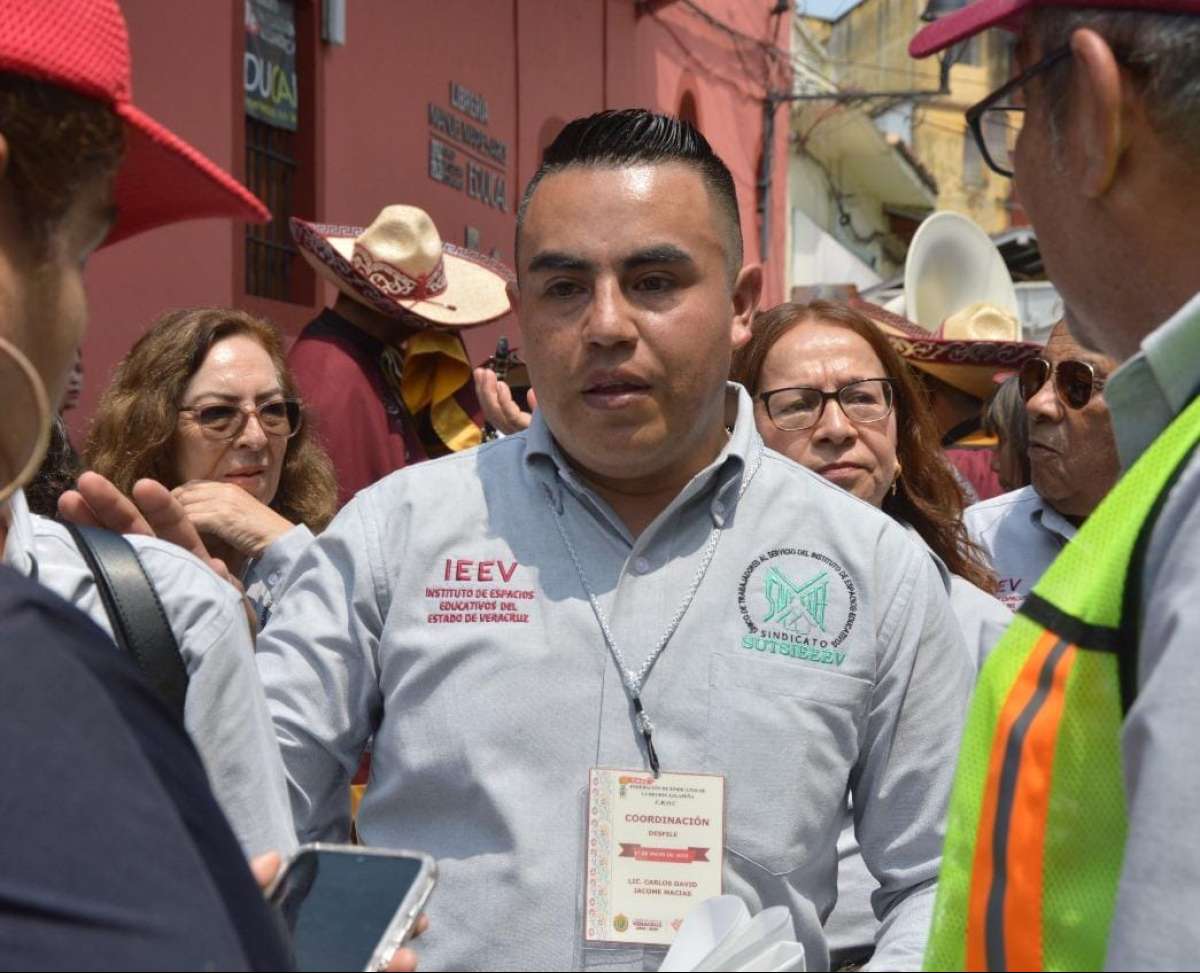 Insisten Trabajadores al Servicio del Instituto de Espacios Educativos del Estado de Veracruz que gobernadora Rocío Nahle les brinde justicia laboral.