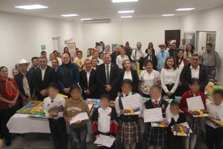 Expone SEV libros artesanales elaborados por estudiantes de primaria