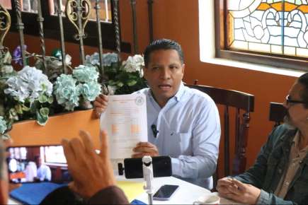 Si cubro los requisitos establecidos en la Constitución sobre el promedio mínimo de estudios para participar en la elección judicial: Ángel Rosas.