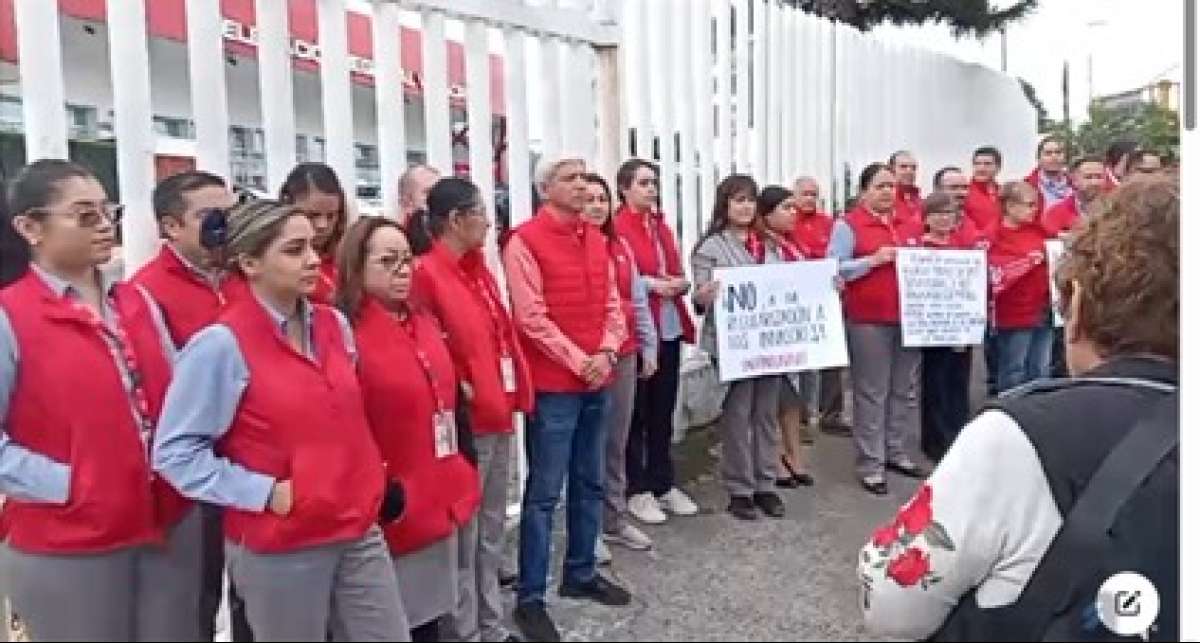 Trabajadores de base del Infonavit se manifiestan contra decisión del director de legalizar invasión de viviendas ofertadas por el instituto