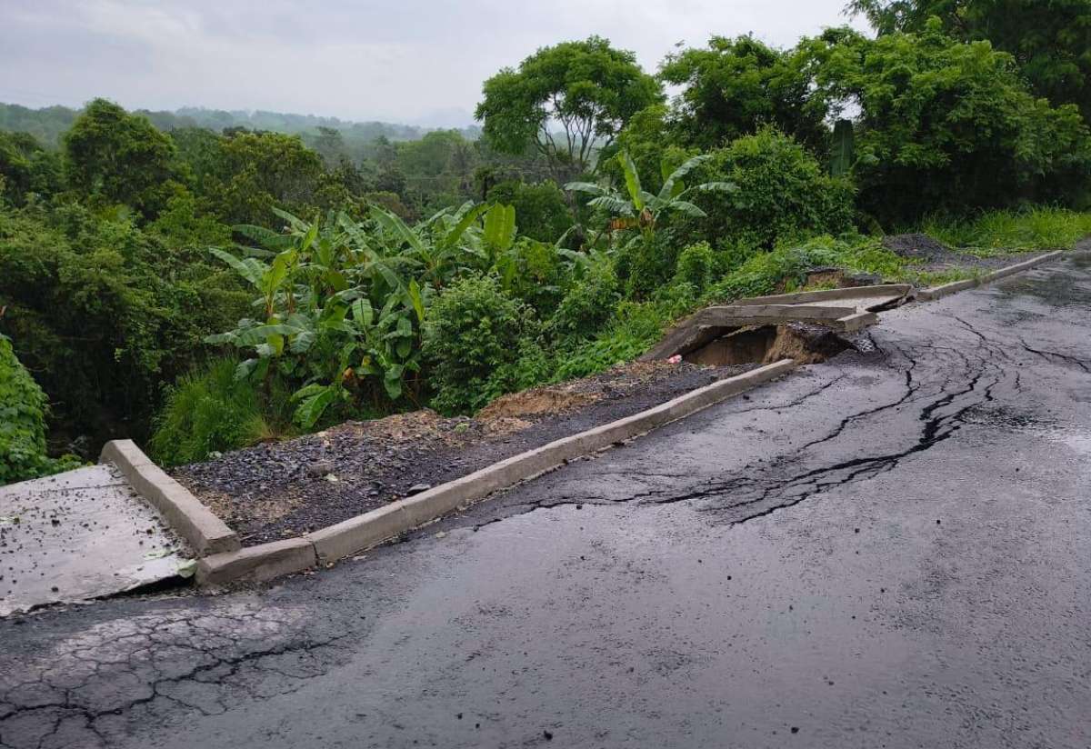 SICT atiende oportunamente el deslave de terraplén en la carretera Alazán-Canoas, en Veracruz