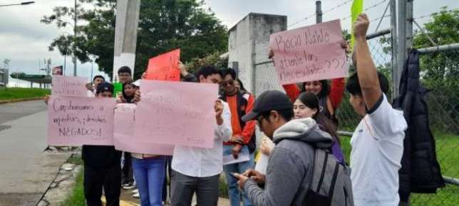 Se manifiestan estudiantes de la Normal Superior Manuel Suárez Trujillo en la SEV, exigen la rehabilitación del plantel