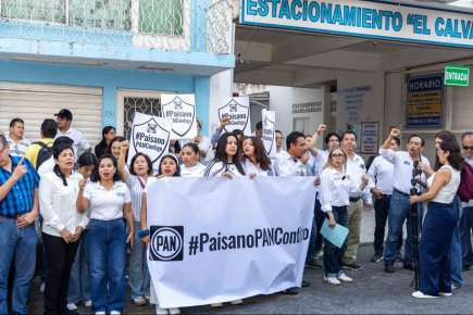 Se manifiestan panistas ante las oficinas de la representación del INM en solidaridad con los migrantes