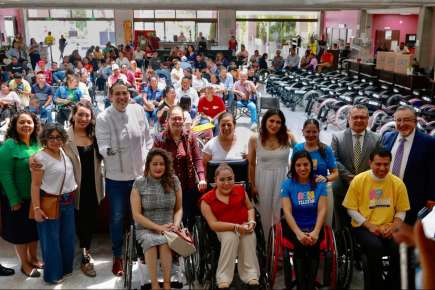 Atestigua Tanya Viveros la entrega de sillas de ruedas a personas con discapacidad             