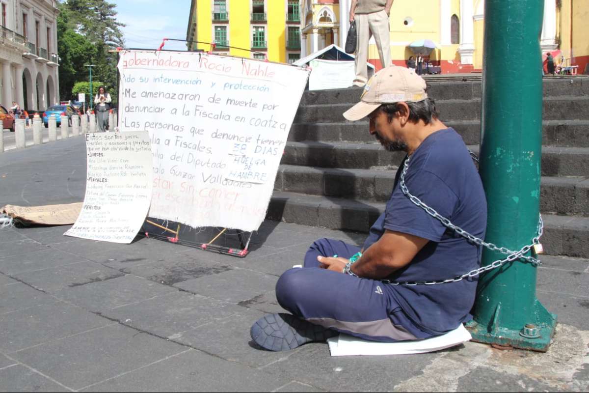 Huelguista de hambre se encadena a un poste de alumbrado público para exigir al gobierno estatal resuelva su caso