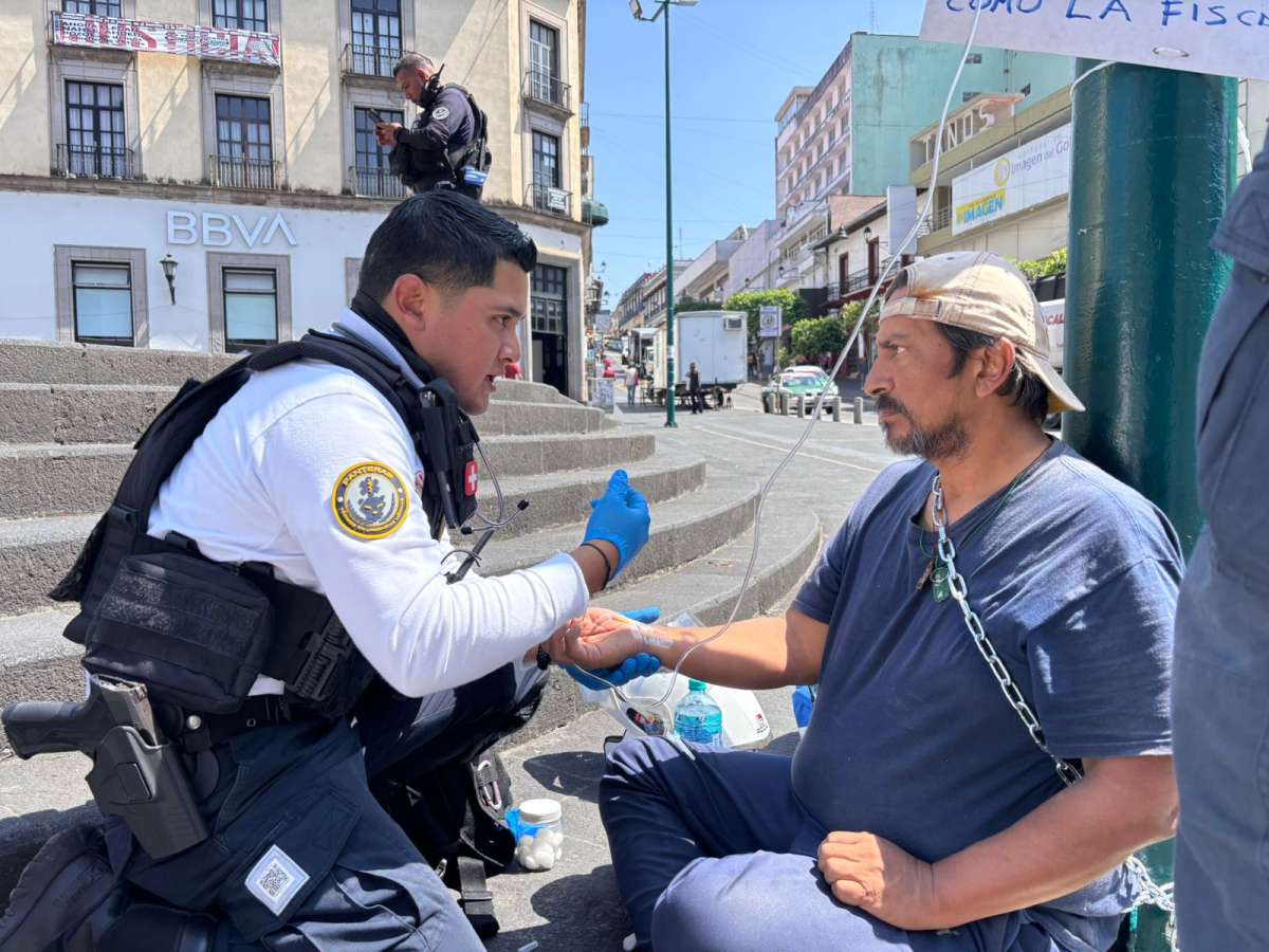 Huelguista de hambre sigue encadenado frente a palacio de gobierno, fue atendido pero no le resuelven su caso
