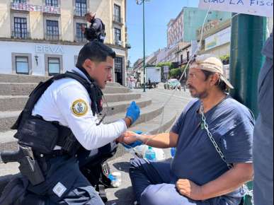 Huelguista de hambre sigue encadenado frente a palacio de gobierno, fue atendido pero no le resuelven su caso