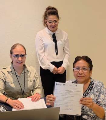 La Maestra María del Carmen, después de 16 años, logra su cambio de Pánuco a Coatzacoalcos.
