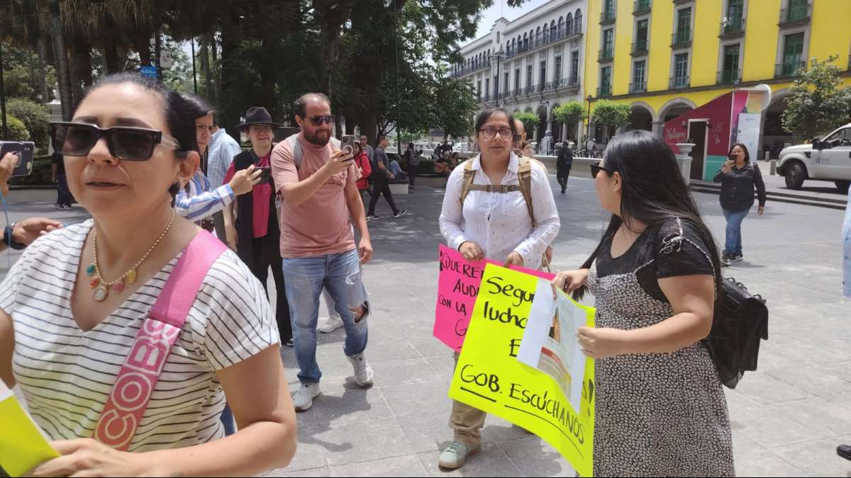 Protestan integrantes del colectivo “Buscando a Nuestros Desaparecidos Veracruzanos” frente a Palacio de Gobierno