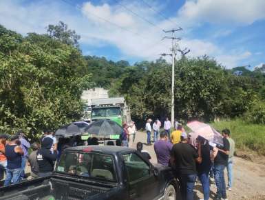 Bloquean vecinos de El Tronconal paso de camiones de carga pesada en camino que conduce al Relleno Sanitario
