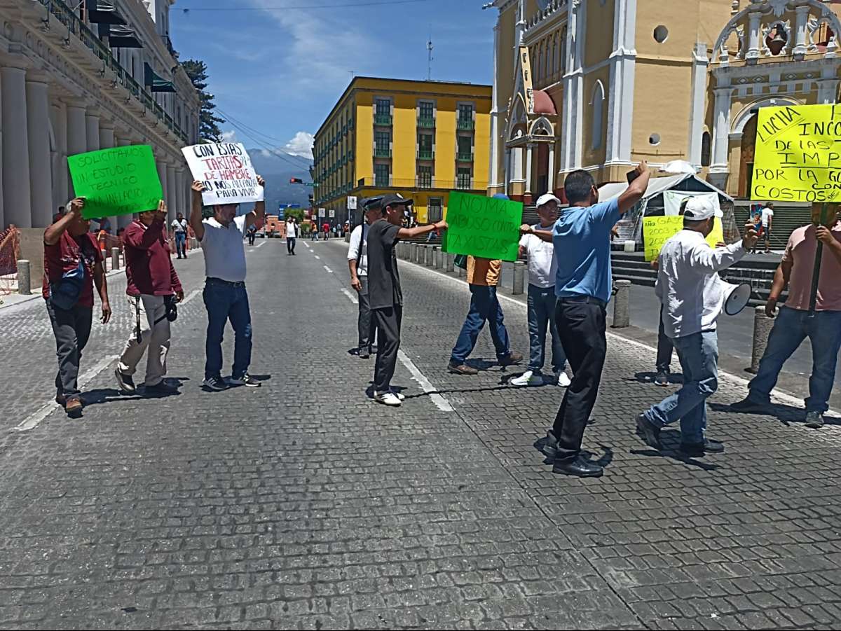 Taxistas independientes se manifiestan y realizan bloqueos intermitentes de la Avenida Enríquez en protesta por tarifas autorizadas por gobierno estatal  