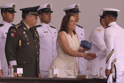 Gobernadora Rocío Nahle amadrina a 337 cadetes de la Armada de México   