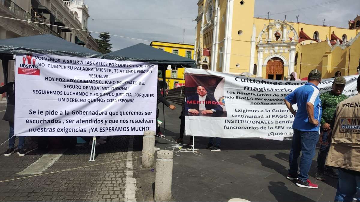 Beneficiarios del Seguro de Vida Institucional inician plantón indefinido en la avenida Juan de la Luz Enríquez, exigen al gobierno el pago de este beneficio
