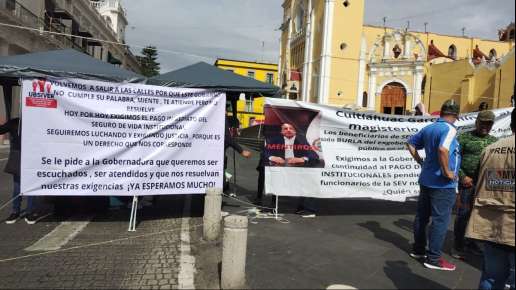 Beneficiarios del Seguro de Vida Institucional inician plantón indefinido en la avenida Juan de la Luz Enríquez, exigen al gobierno el pago de este beneficio