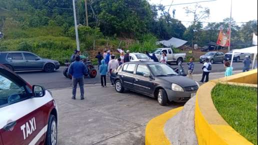 Familiares y amigos de menor desaparecida en Totutla bloquean la carretera Xalapa-Huatusco