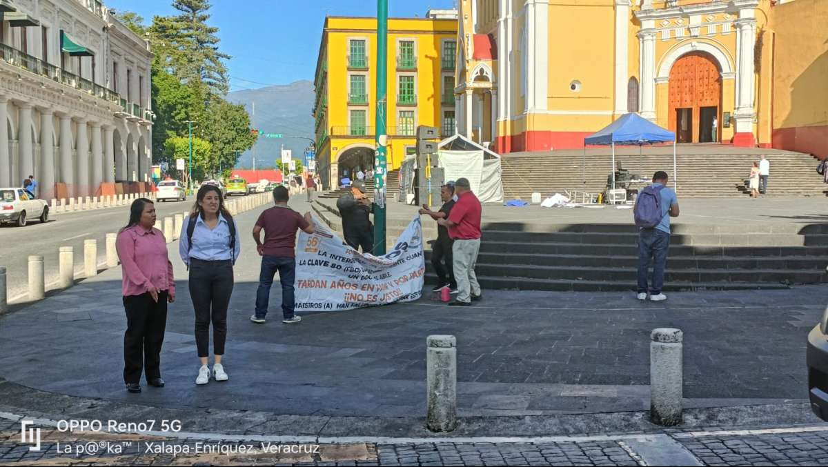 Profesores jubilados y pensionados bloquean la Avenida Enríquez, exigen el pago del Fondo de Beneficios Complementarios al SSTEEV