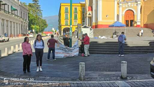 Profesores jubilados y pensionados bloquean la Avenida Enríquez, exigen el pago del Fondo de Beneficios Complementarios al SSTEEV