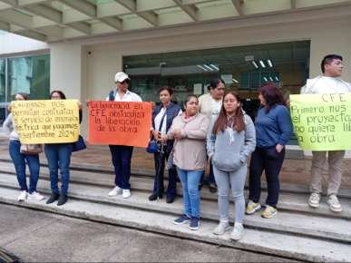 Vecinos de El Castillo se manifiestan en las oficinas de CFE en Xalapa